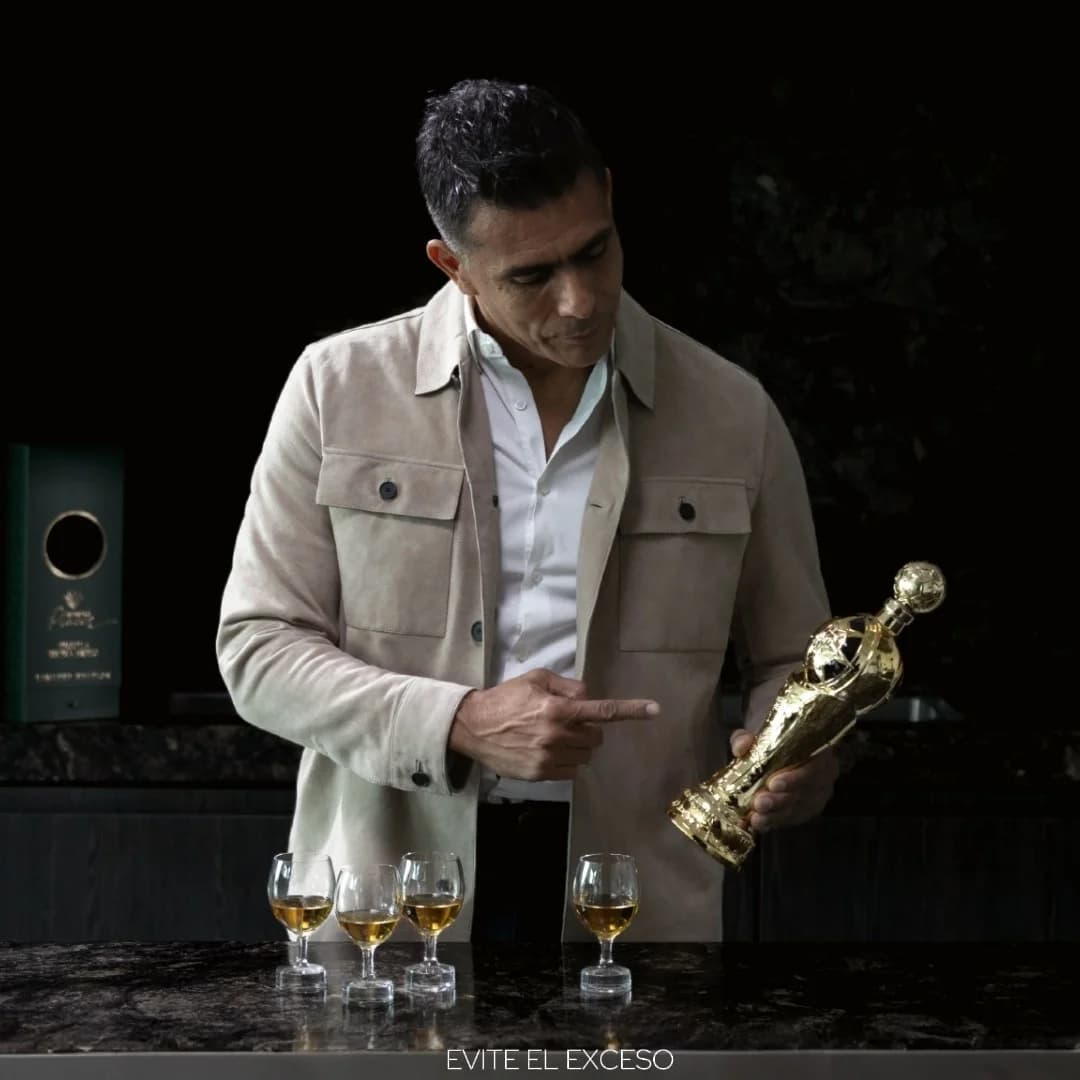 Oswaldo Sánchez con Nuestro Placer Extra Añejo y copas de cata